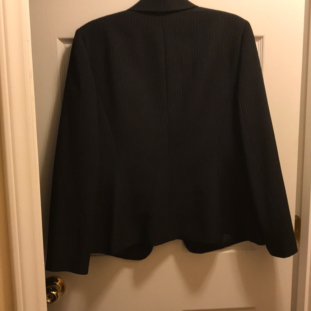 Le suit pinstriped pantsuit size 12 - Picture 4 of 6